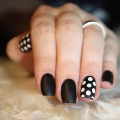 5 Polka dot painted finger nail